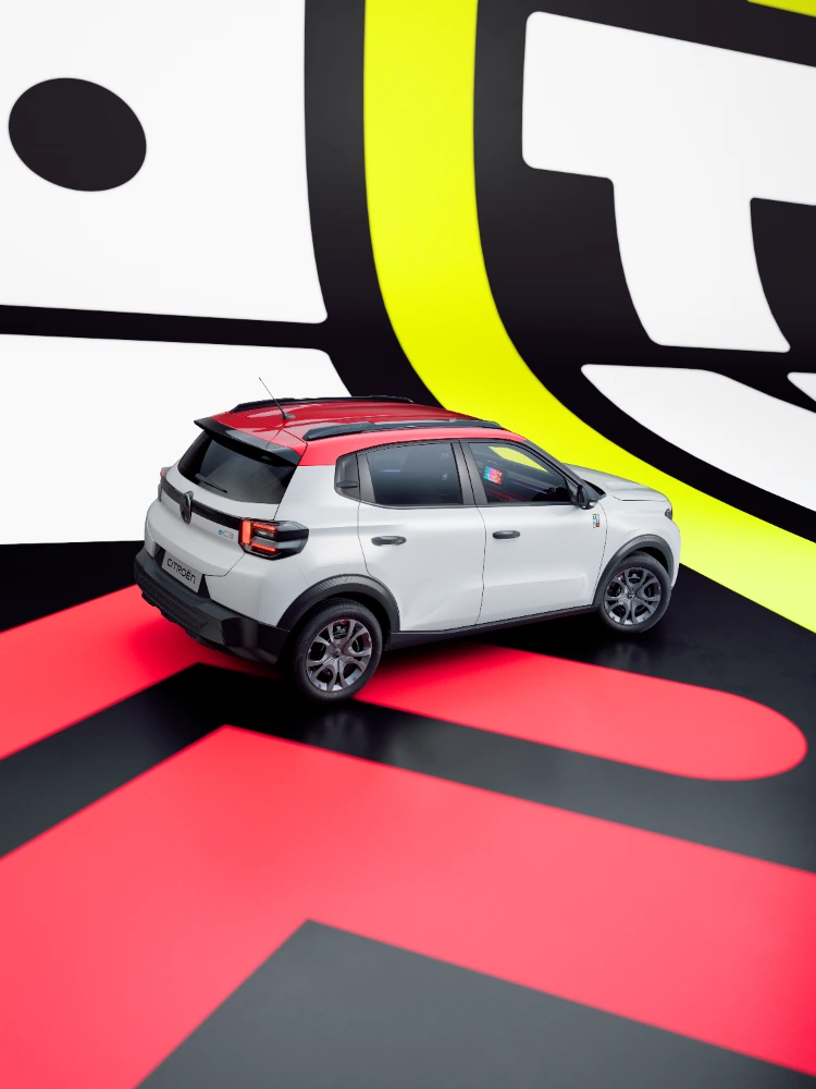Achterzijde 3/4-aanzicht Citroën ë‑C3 TONIC limited edition elektrische stadsauto met uitgesproken design in studio-opstelling