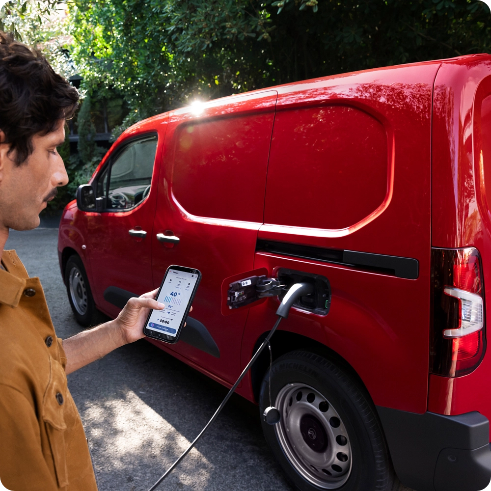 Zijaanzicht in driekwart perspectief van een Citroën ë‑Berlingo Van tijdens het laden, met focus op connected services, slim elektrisch gebruik en dagelijkse praktische inzet.