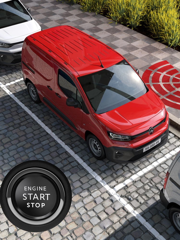 Zijaanzicht van een rode Citroën Jumpy geparkeerd op een open terrein, met strakke proporties, een praktisch design en professionele veelzijdigheid.