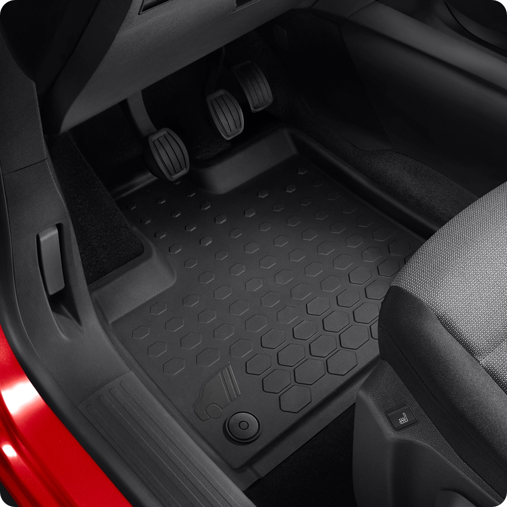 Detailaanzicht van het interieur van een Citroën Berlingo Van met beschermende vloermatten en praktische accessoires.