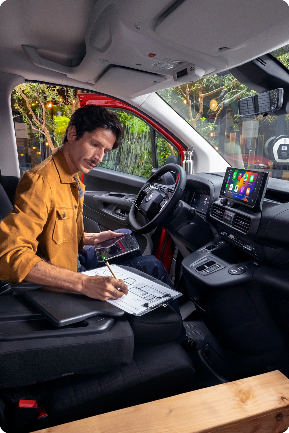 Interieurweergave van een Citroën Berlingo Van met een veelzijdige cabine‑indeling, comfort, connectiviteit en gebruiksgemak voor elke dag.