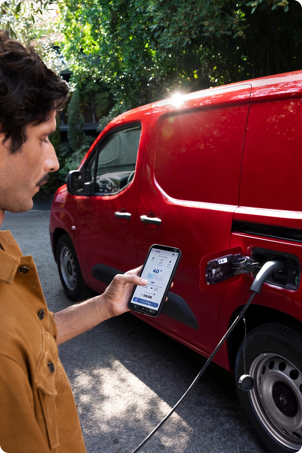Zijaanzicht in driekwart perspectief van een Citroën ë‑Berlingo Van tijdens het laden, met modern elektrisch design, praktische inzetbaarheid, connectiviteit en een zelfverzekerde uitstraling.