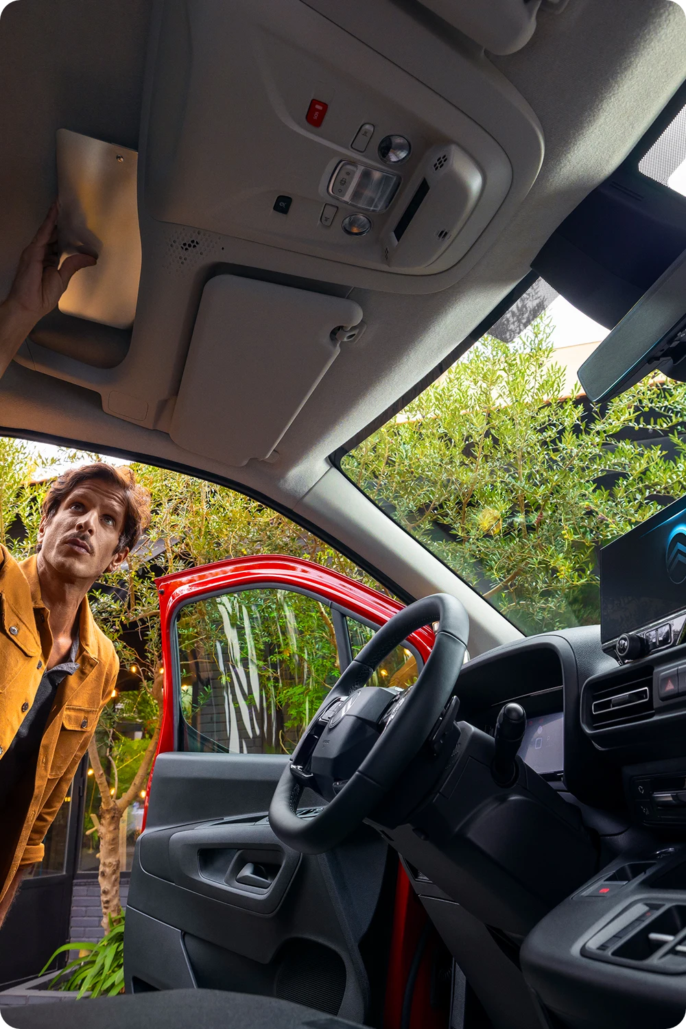 Cockpit‑interieur van een Citroën Berlingo Van met slimme technologieën, connectiviteit, comfort en een op veiligheid gericht ontwerp.