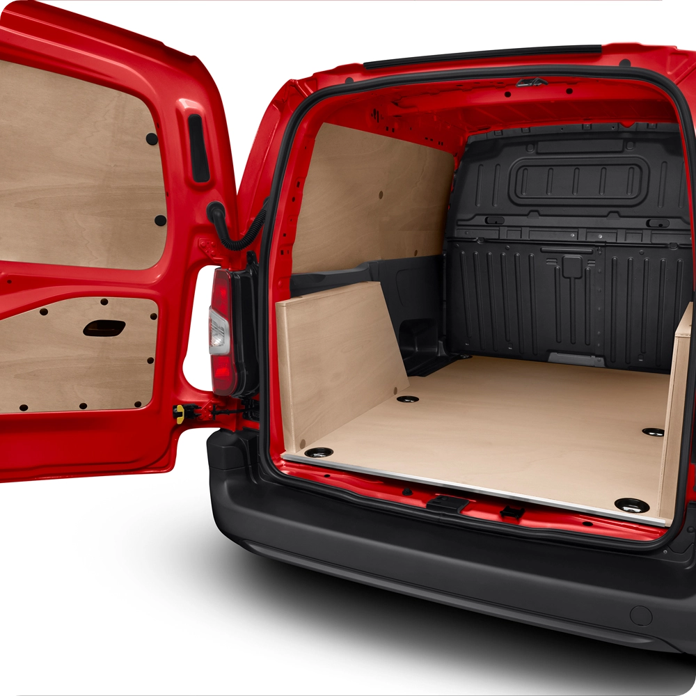 Achteraanzicht in driekwart perspectief van de laadruimte van een Citroën Berlingo Van met een beschermingsset, die het robuuste en praktische karakter benadrukt.