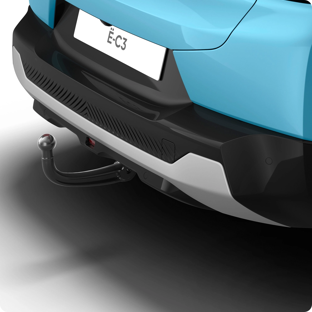 Achteraanzicht van de Citroën ë-C3 Van uitgerust met een trekhaak, met nadruk op extra trekvermogen en praktisch gebruiksgemak.