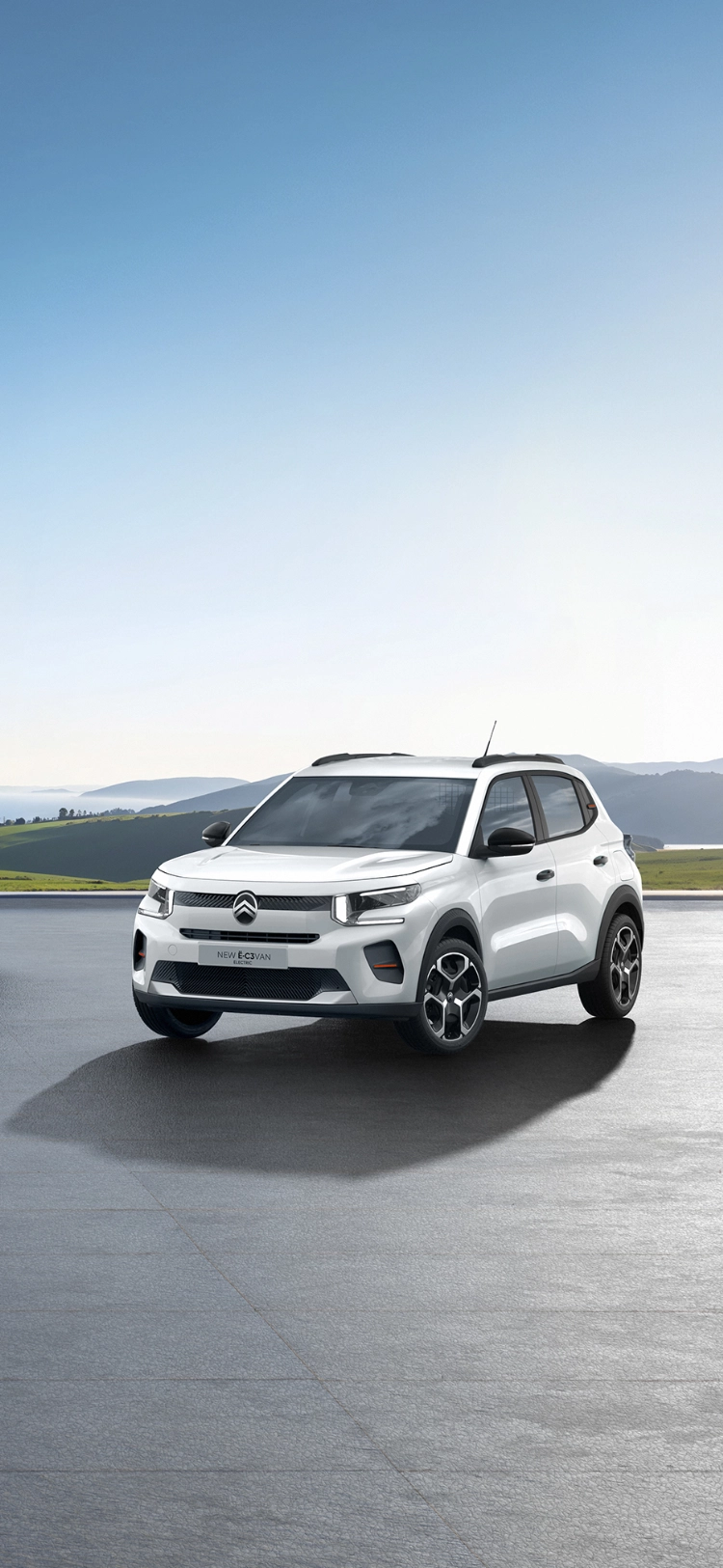 Schuin vooraanzicht van het Citroën-bedrijfswagengamma inclusief de ë-C3 Van, met nadruk op het professionele aanbod van het merk.
