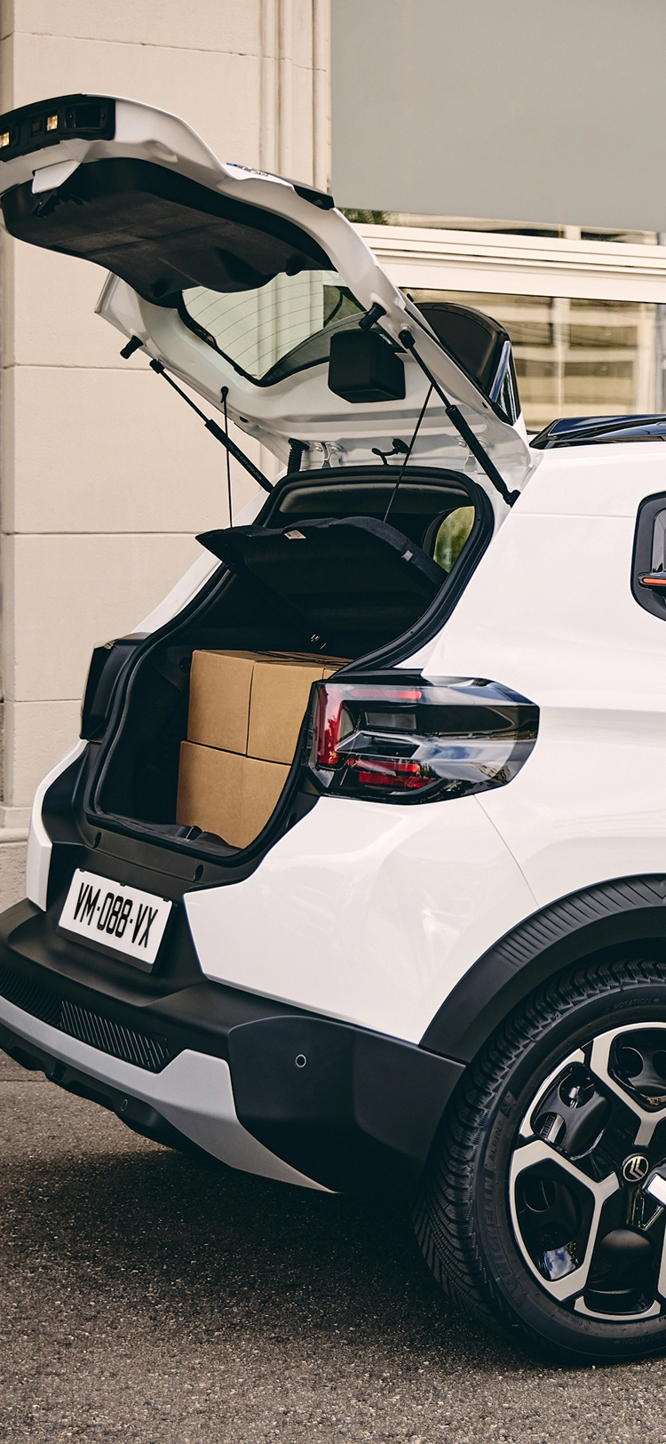 Schuin achteraanzicht van de Citroën ë-C3 Van met open laadruimte, met nadruk op toegankelijkheid en gebruiksgemak.