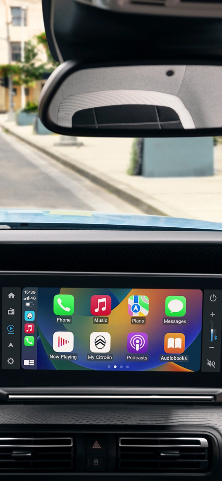 Interieurzicht van het dashboard van de Citroën ë-C3 Van, met nadruk op het infotainmentsysteem en de verbonden rijervaring.