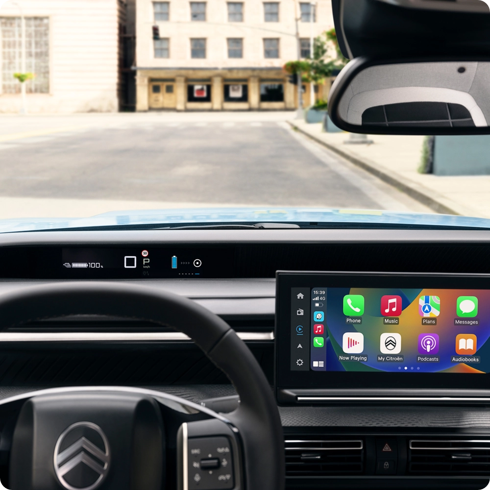 Interieurzicht van de cockpit van de Citroën ë-C3 Van, met nadruk op het infotainmentsysteem, de connectiviteitsfuncties en technologieën die comfort en veiligheid verhogen.