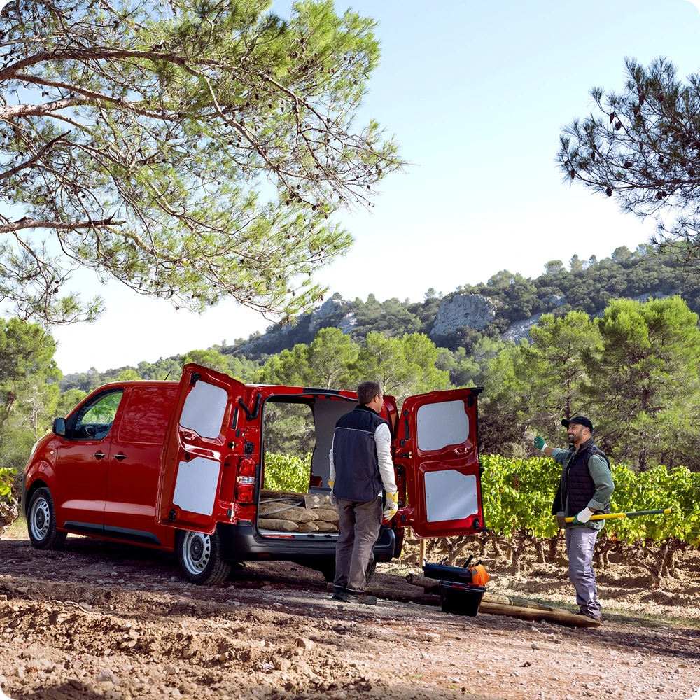 Achteraanzicht in driekwart perspectief van een rode Citroën Jumpy met open achterdeuren tijdens het laden, met een veelzijdige laadruimte, praktische toegang en geschiktheid voor professioneel gebruik.