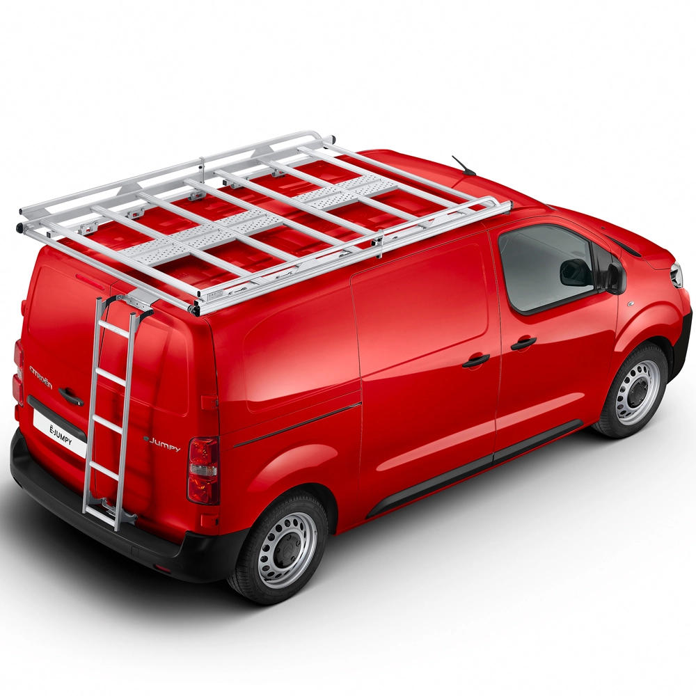 Hoekhoog aanzicht van een rode Citroën Jumpy met een aluminium dakladder, die praktische laadoplossingen en professionele veelzijdigheid laat zien.