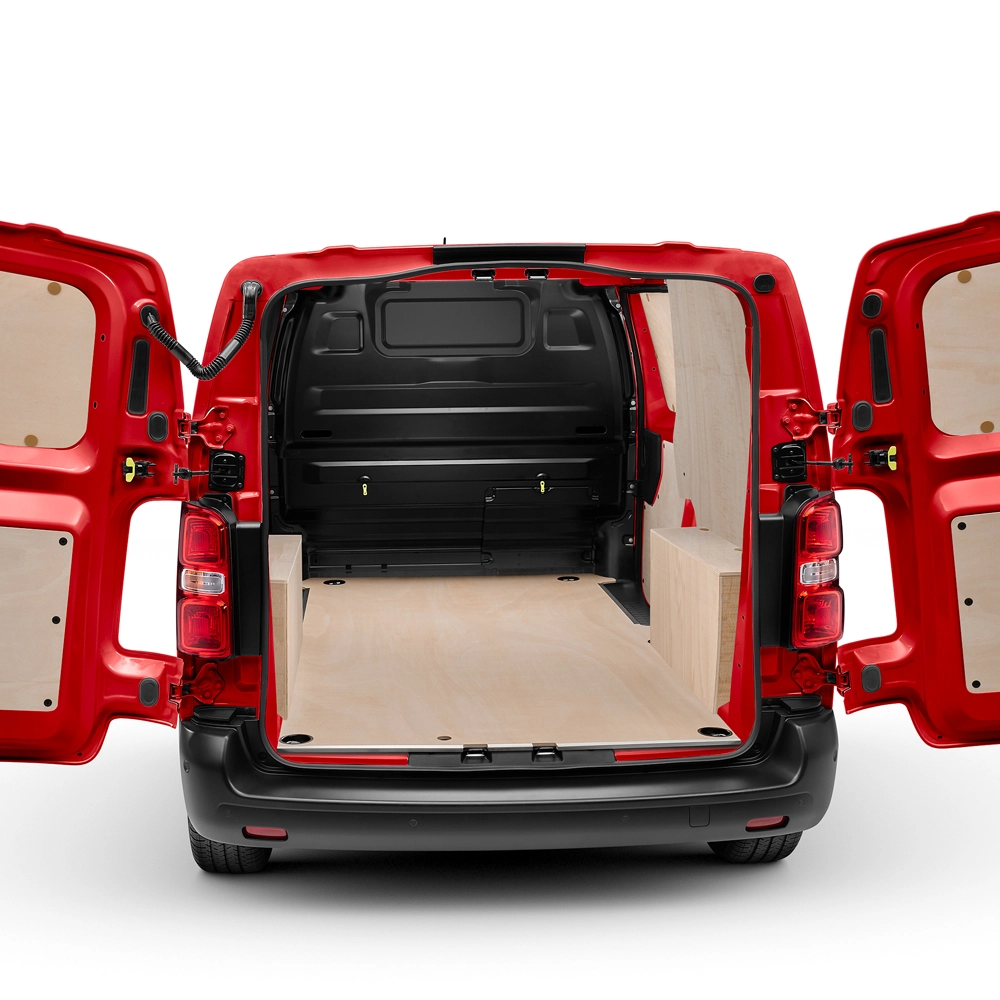 Achteraanzicht van een Citroën Jumpy met open achterdeuren, waarbij een laadruimtebeschermingsset, duurzame interieurbetimmering en een praktische laadruimte zichtbaar zijn.