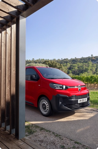 Achteraanzicht in driekwart perspectief van een rode Citroën Jumpy die wordt geladen, met een robuust design, intensief dagelijks gebruik en praktische toegang tot de laadruimte.