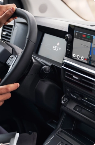 Cockpit‑interieur van een Citroën Jumpy met een personenauto‑achtige zitpositie, digitaal display, connectiviteit en hoog rijcomfort.