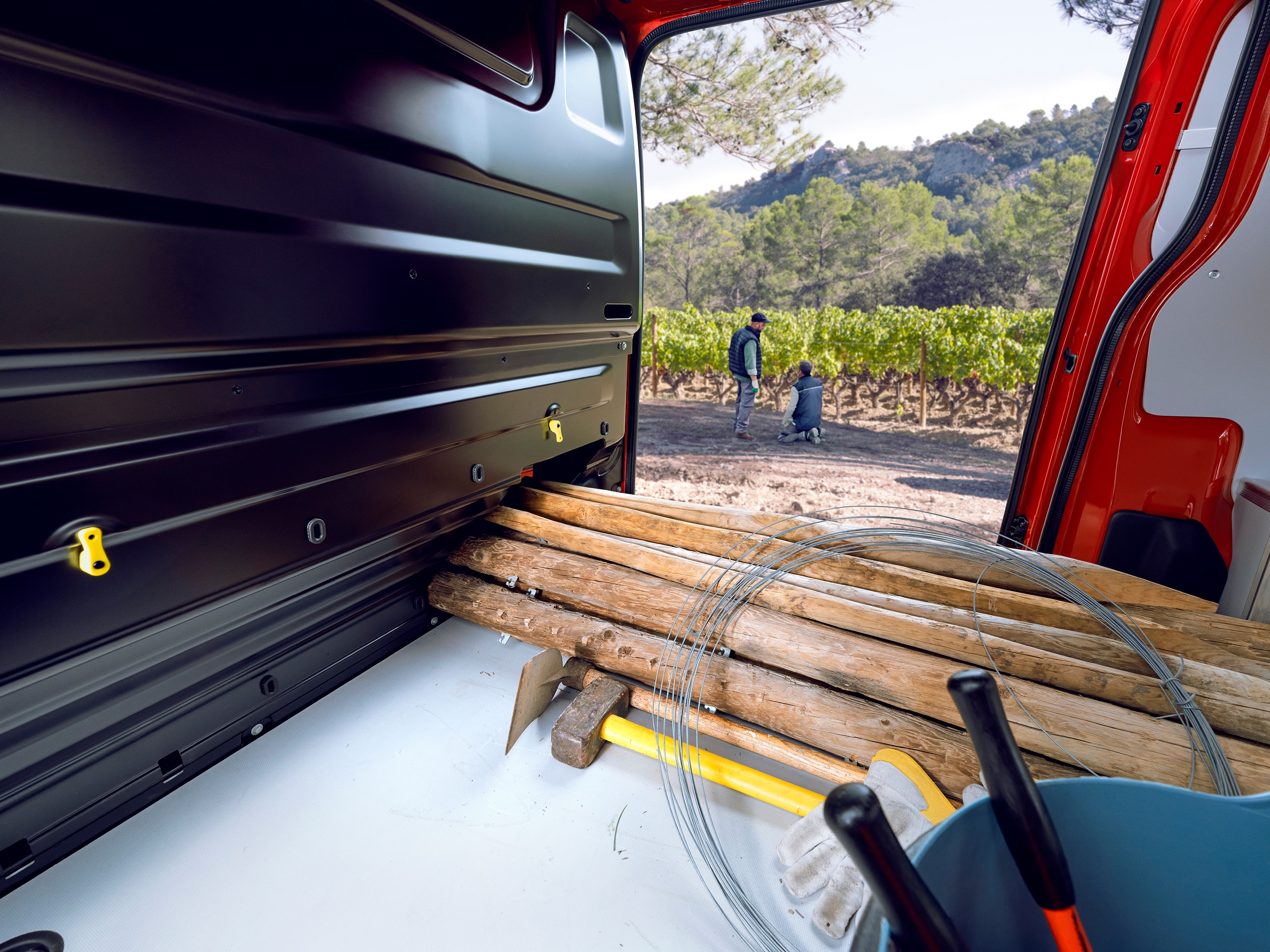 Interieur‑laadruimteweergave vanaf de achterzijde van een Citroën Jumpy met lange houten materialen in de laadruimte, die de veelzijdige laadcapaciteit en praktische professionele inzet tonen.