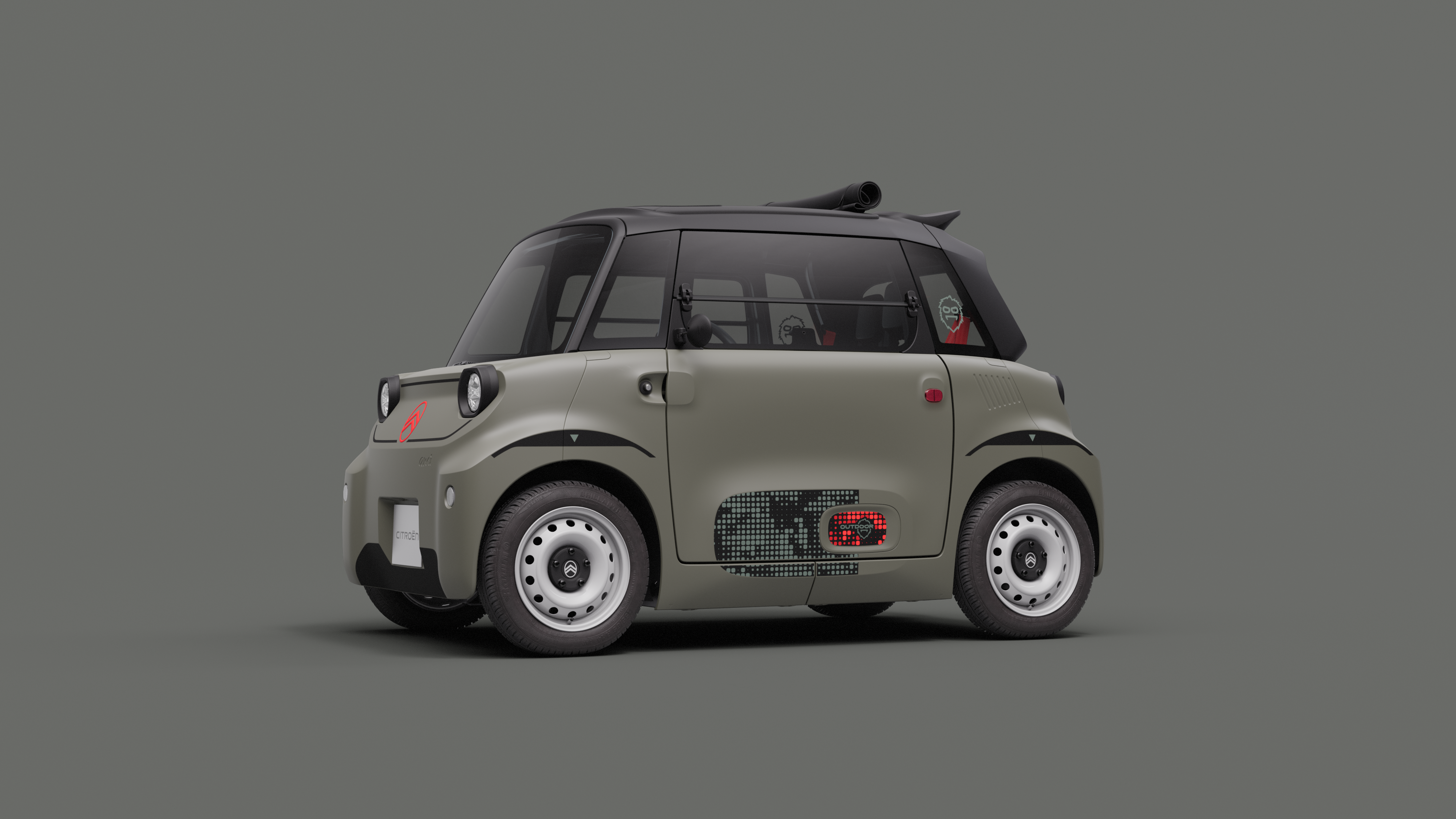 Zijaanzicht van de Citroën ami Outdoor met open dak en speciale stickers: een compacte elektrische stadsauto voor dagelijks gebruik