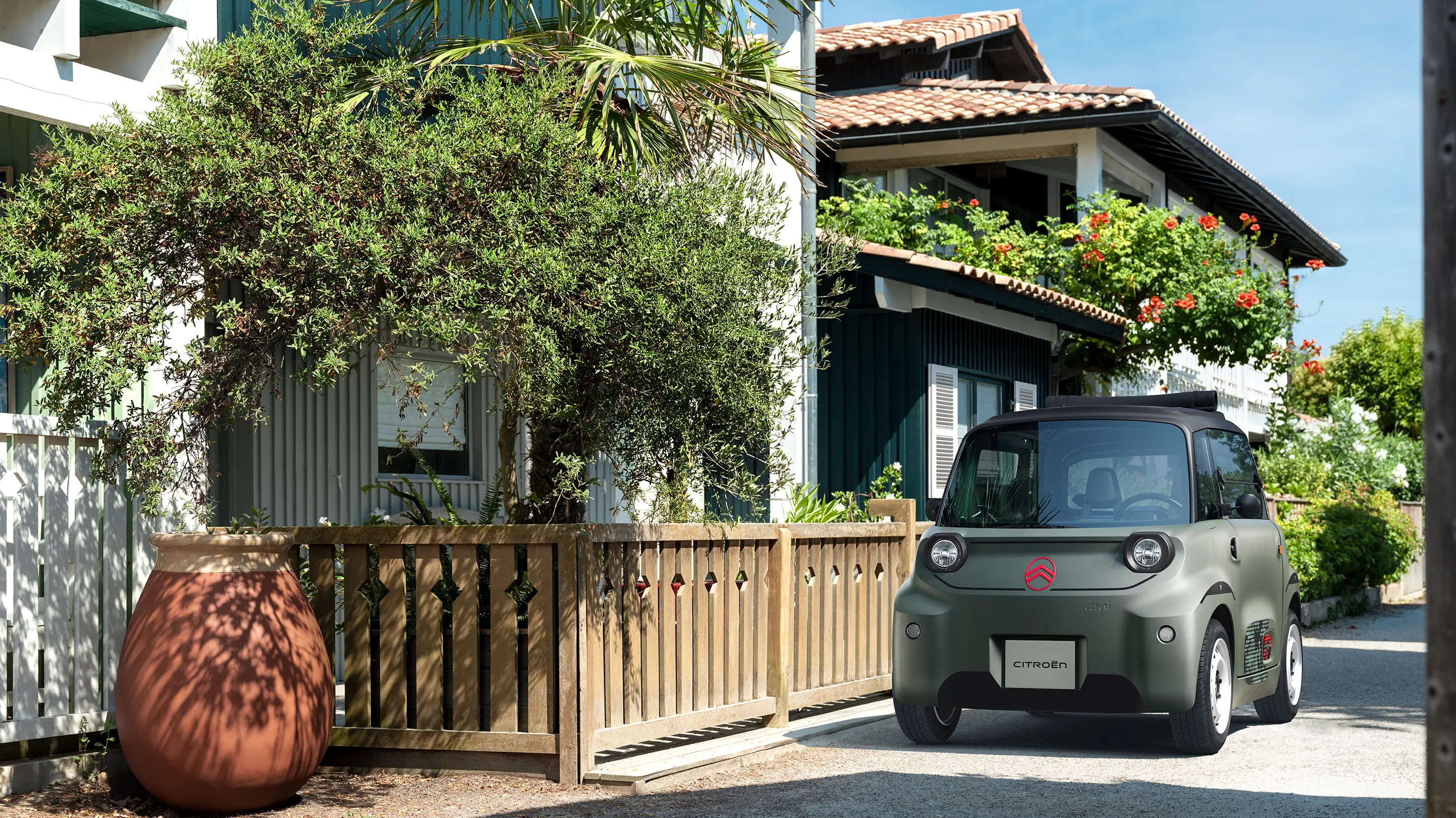 Driekwartvooraanzicht van de Citroën ami Outdoor met softtop: een elektrische stadsauto voor mobiliteit