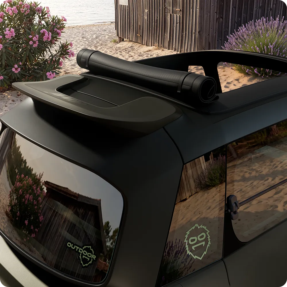 Het bovenaanzicht van de Citroën Ami Outdoor met een zwart inklapbaar dak toont een elektrische stadsauto die is ontworpen voor mobiliteit in de open lucht