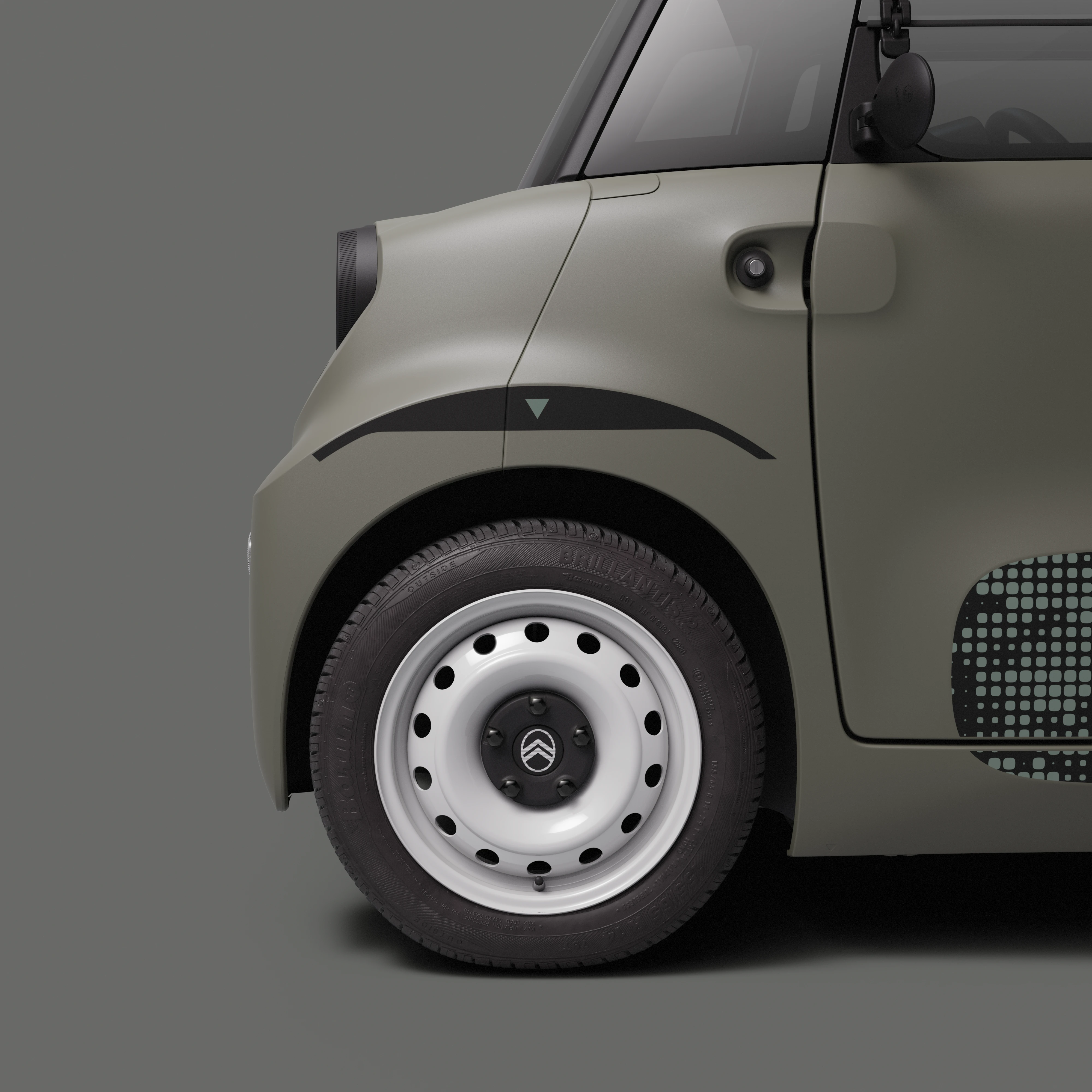 Close-up van de wielen van de Citroën ami: witte stalen velgen in Outdoor-uitvoering tonen de compacte elektrische stadsauto voor dagelijkse mobiliteit