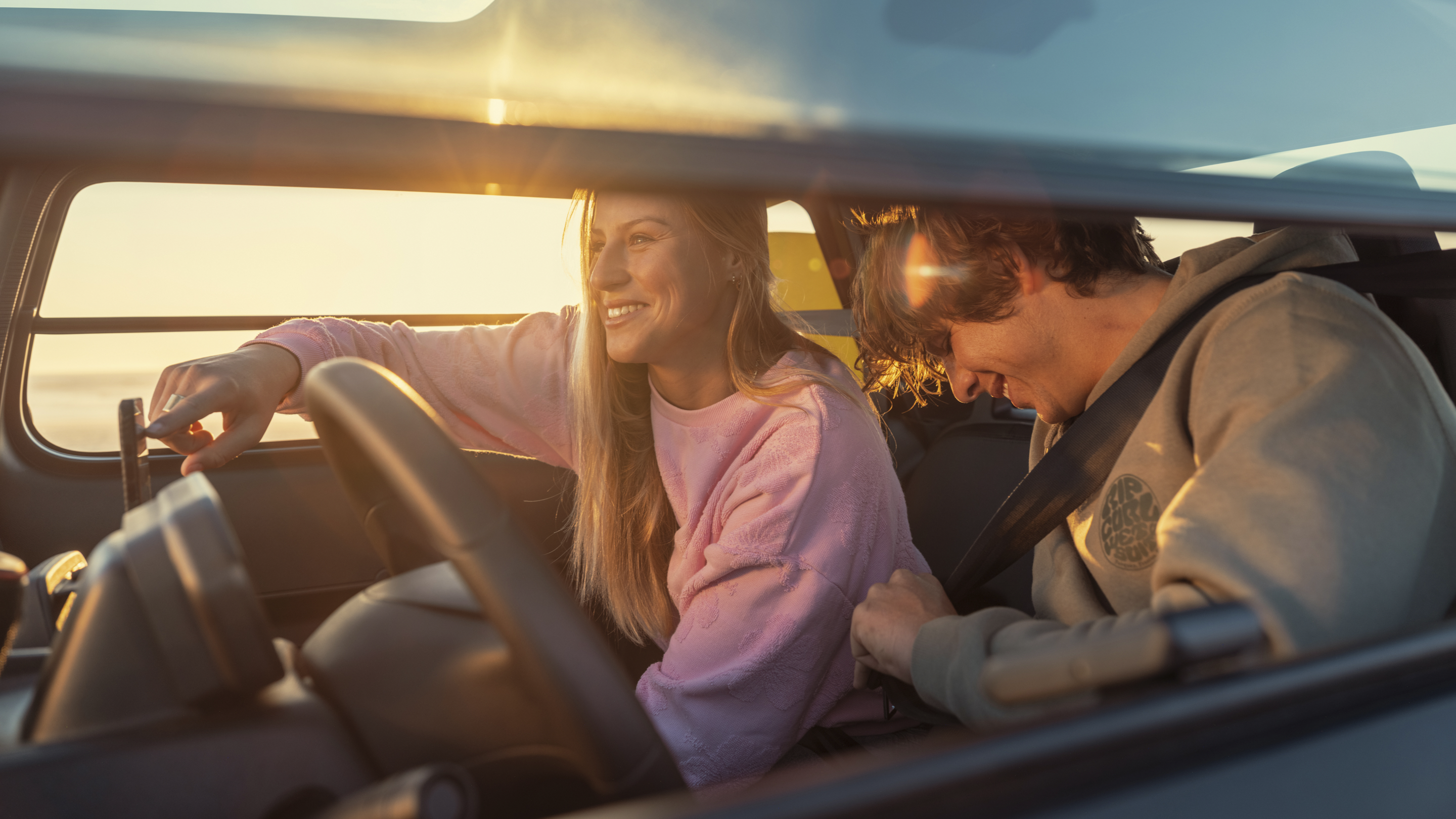 Interieuraanzicht in lifestyle‑setting van de Citroën Ami x Rip Curl, met gedeeld moment tijdens stedelijk gebruik.