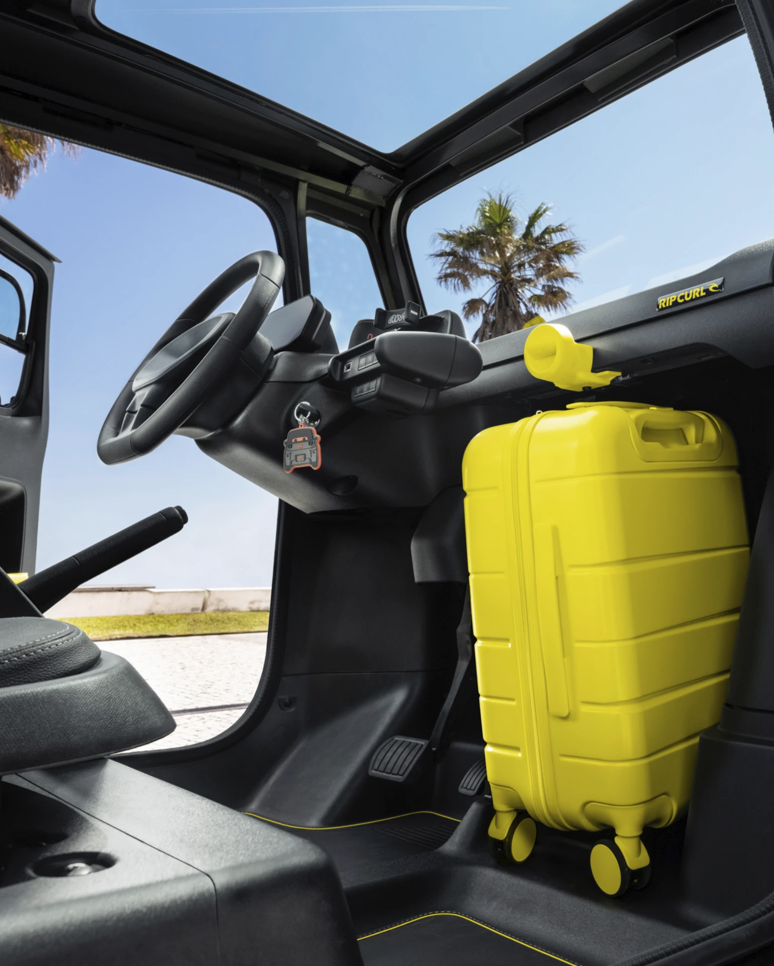Breed interieurbeeld van de Citroën Ami x Rip Curl Electric zonder rijbewijs, opbergruimte in de Citroën Ami: vrijheid voor de elektrische stadsauto