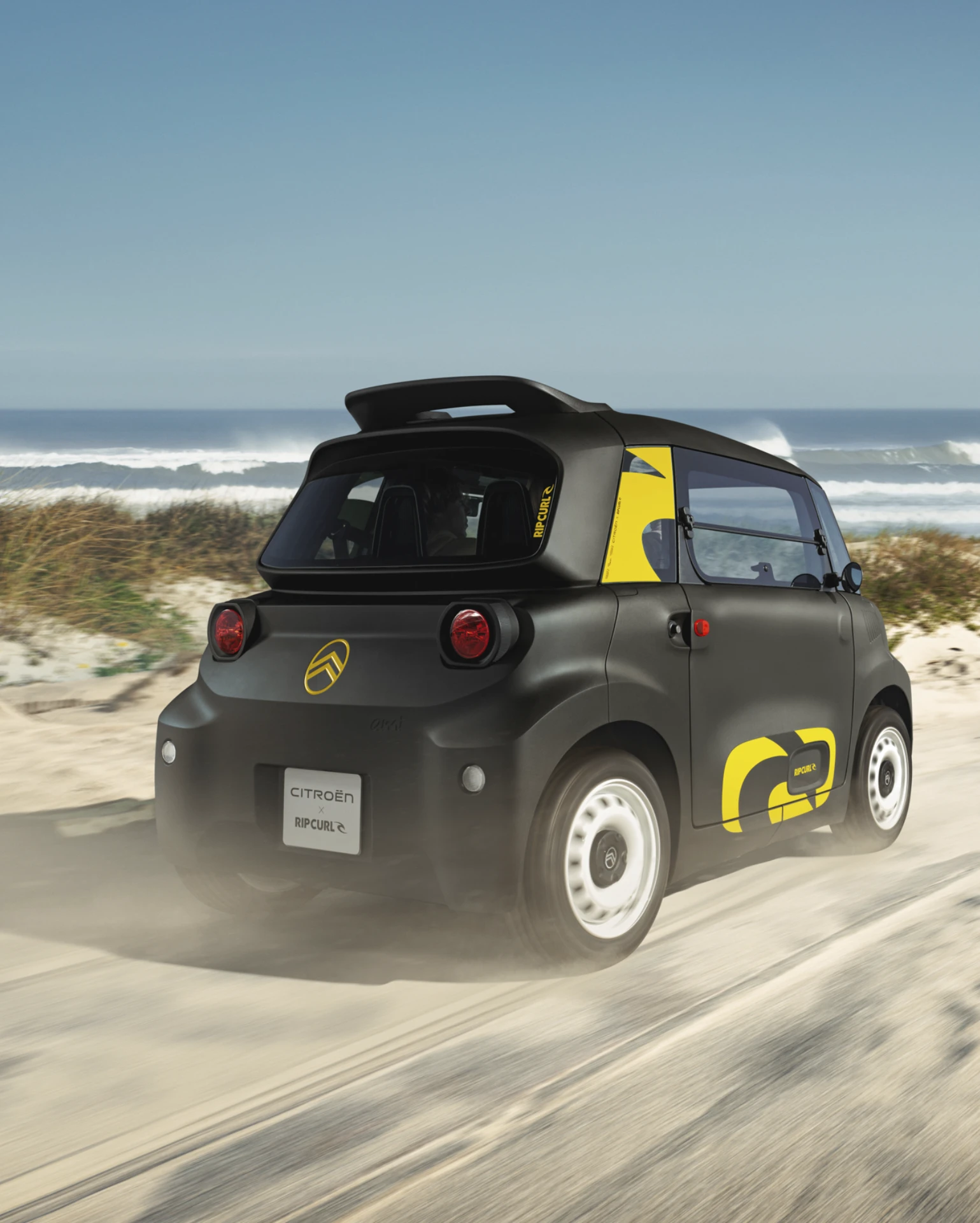 Achterkant in driekwartperspectief: de Citroën Ami x Rip Curl, een elektrische auto waarvoor geen rijbewijs nodig is, de Citroën Ami: plezierig rijden in een elektrische stadsauto