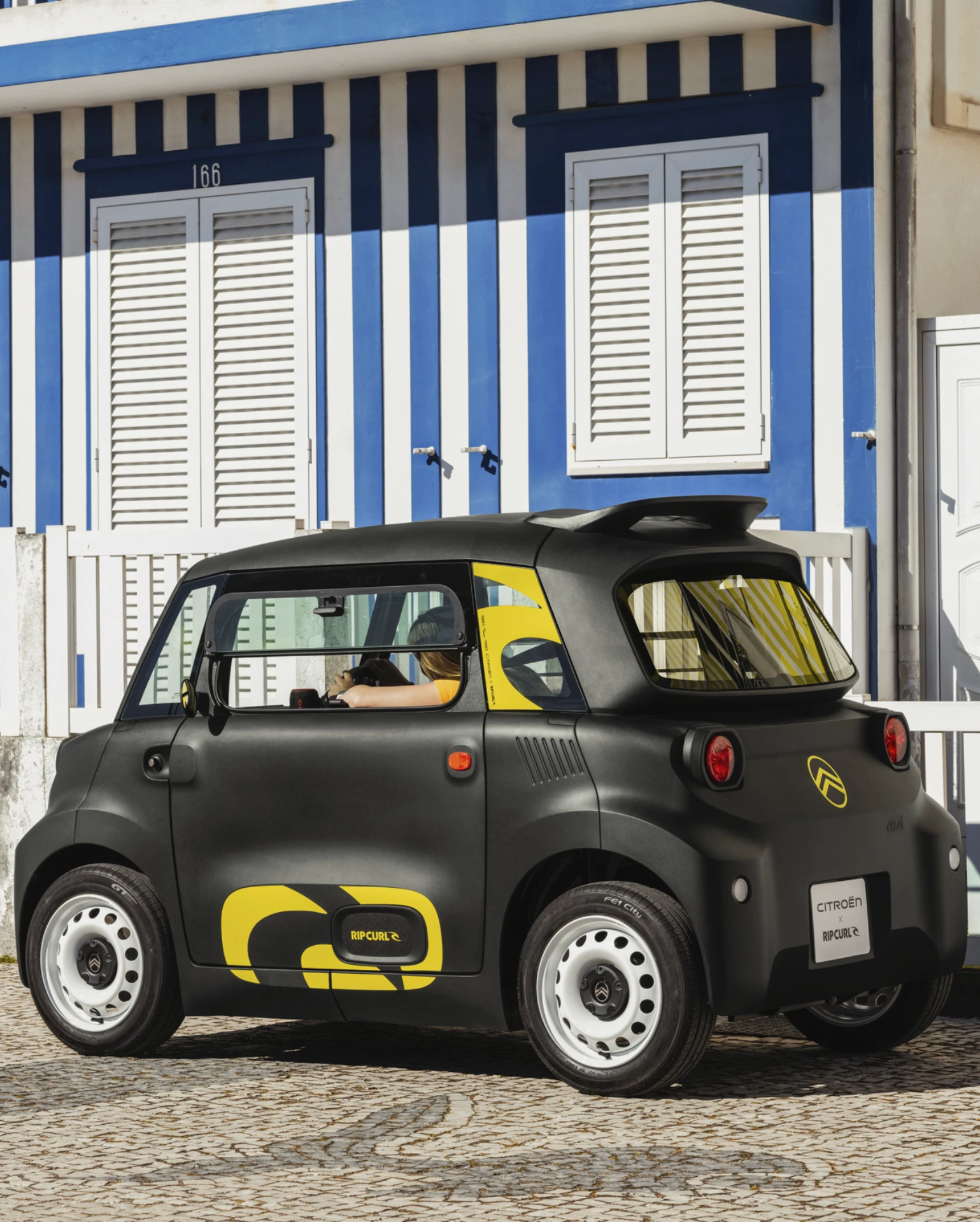 Achterkant van de Citroën Ami x Rip Curl Electric zonder kenteken, de Citroën Ami: veiliger op vier wielen voor de elektrische stadsauto