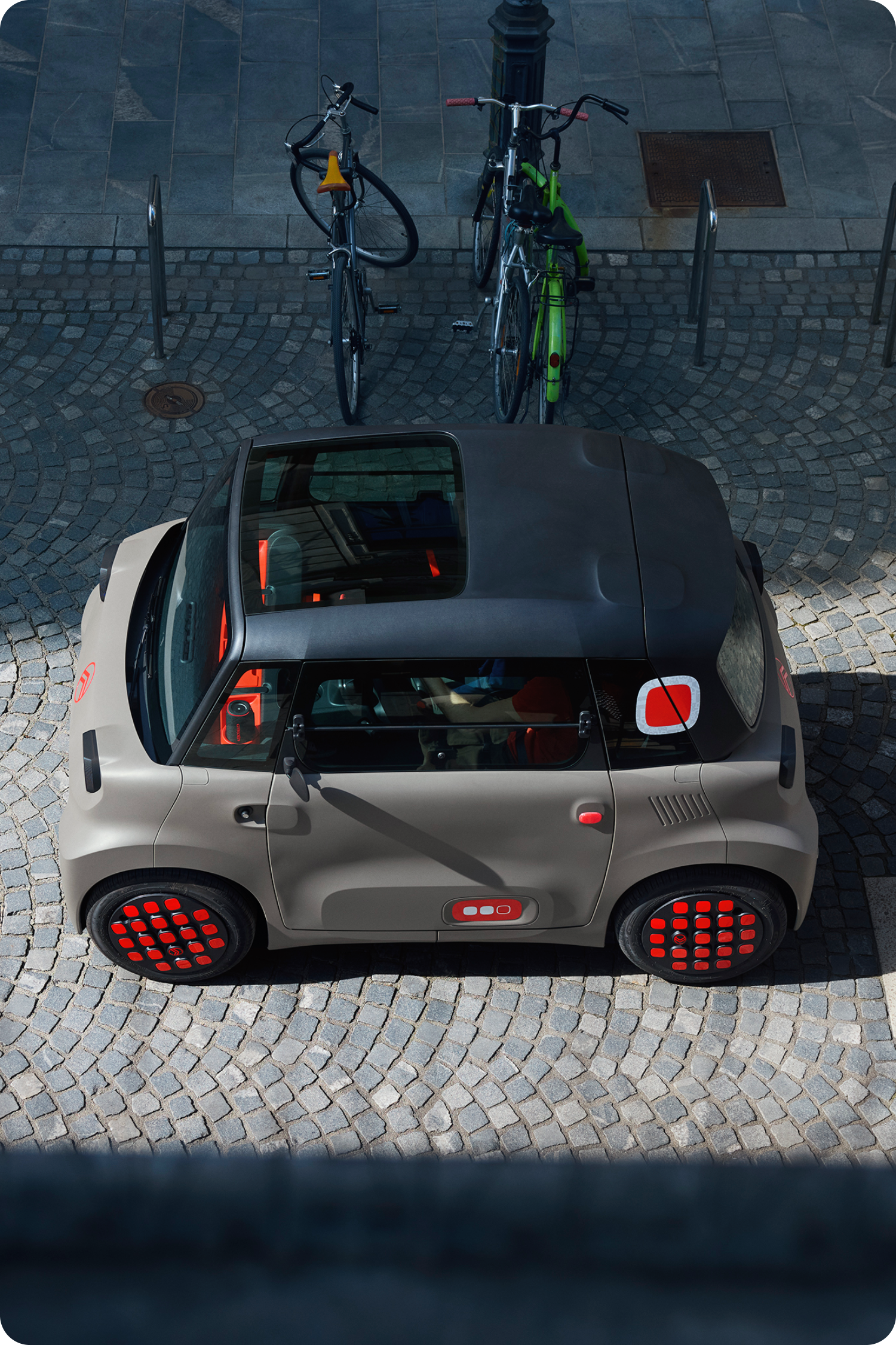Bovenaanzicht van de Citroën Ami in stedelijke omgeving met compact en betrouwbaar elektrisch design.
