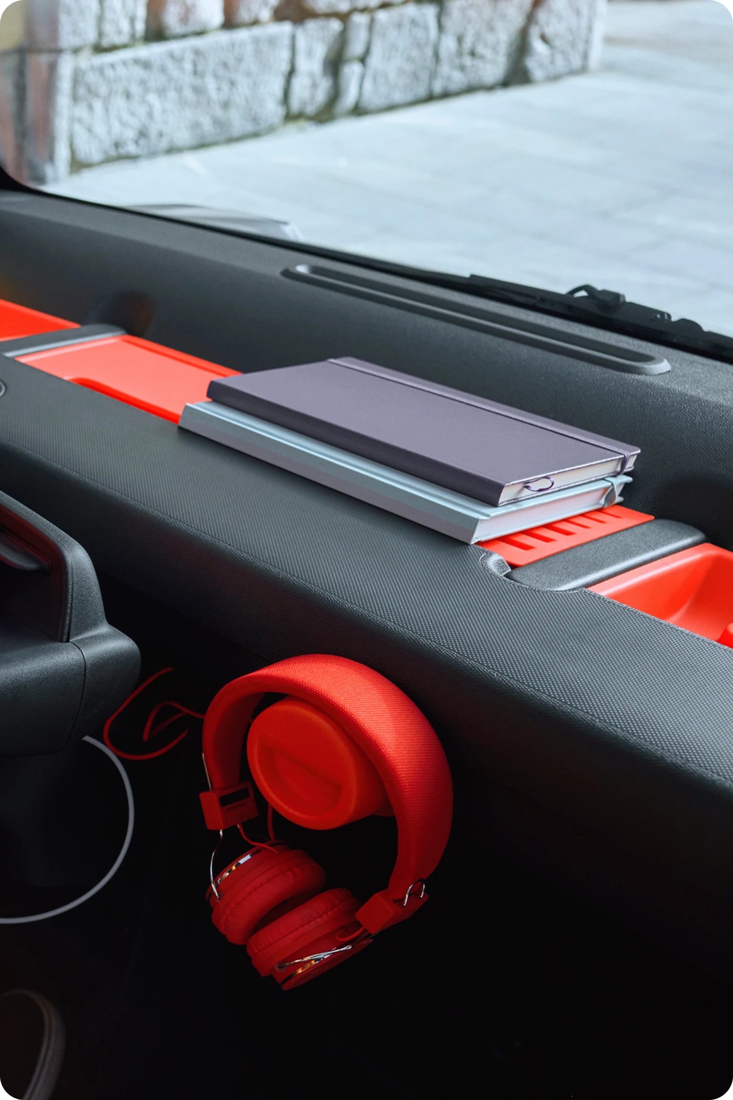 Interieuraanzicht van de Citroën Ami in strandomgeving met compacte elektrische cockpit.
