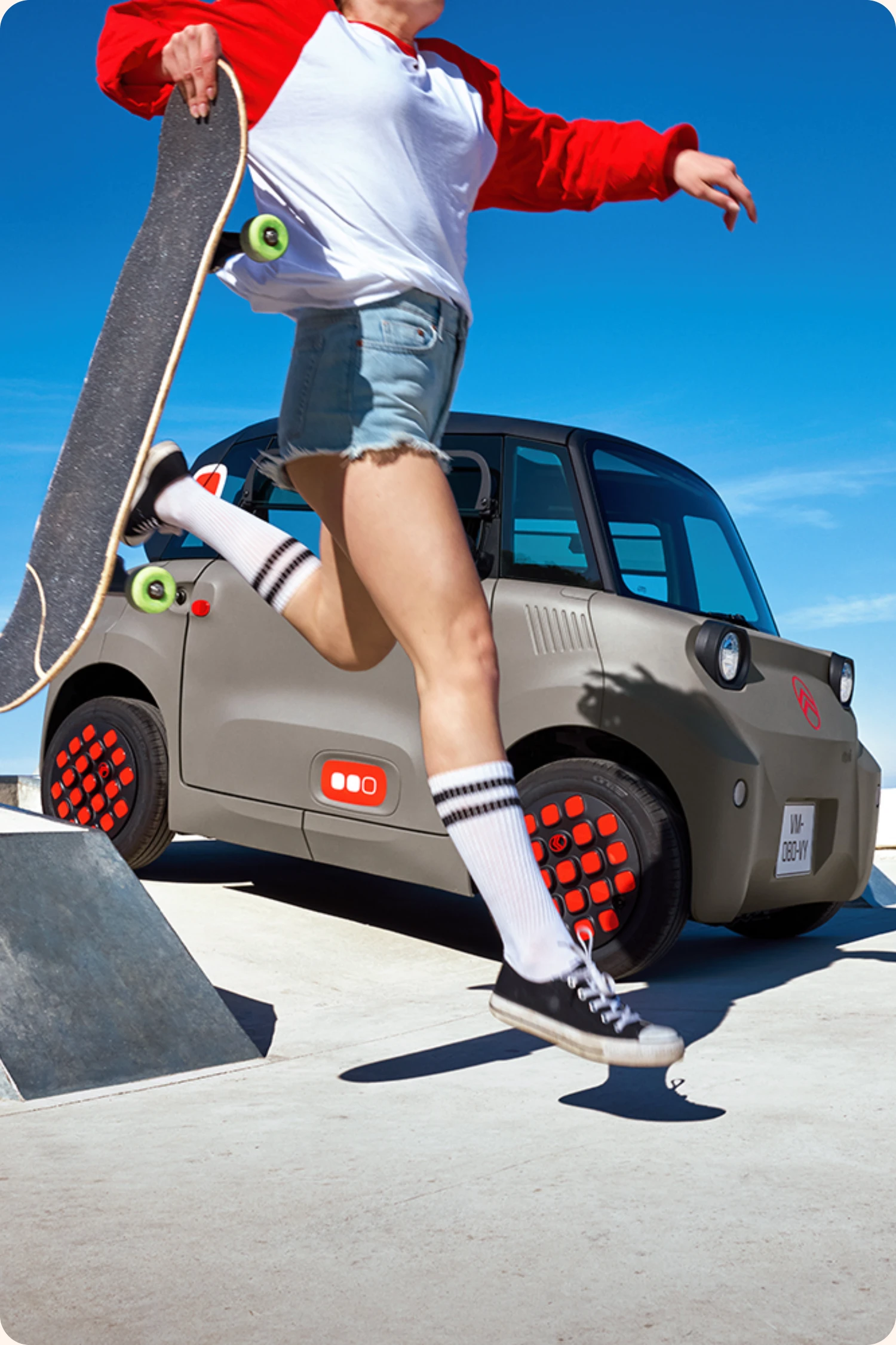 Zijaanzicht in actie van de Citroën Ami: elektrische auto zonder autorijbewijs, eenvoudig elektrisch rijden in de stad.