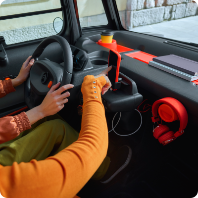 Interieur van de Citroën Ami met overzichtelijke cockpit, ontworpen voor slimme, verbonden accessoires in de stad.