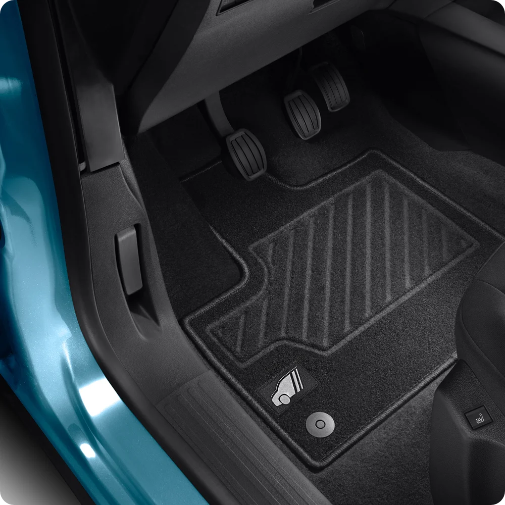 Detailaanzicht van vloermatten in de Berlingo met duurzaam naaldviltmateriaal dat bescherming, praktische inzet en extra dagelijks comfort biedt.