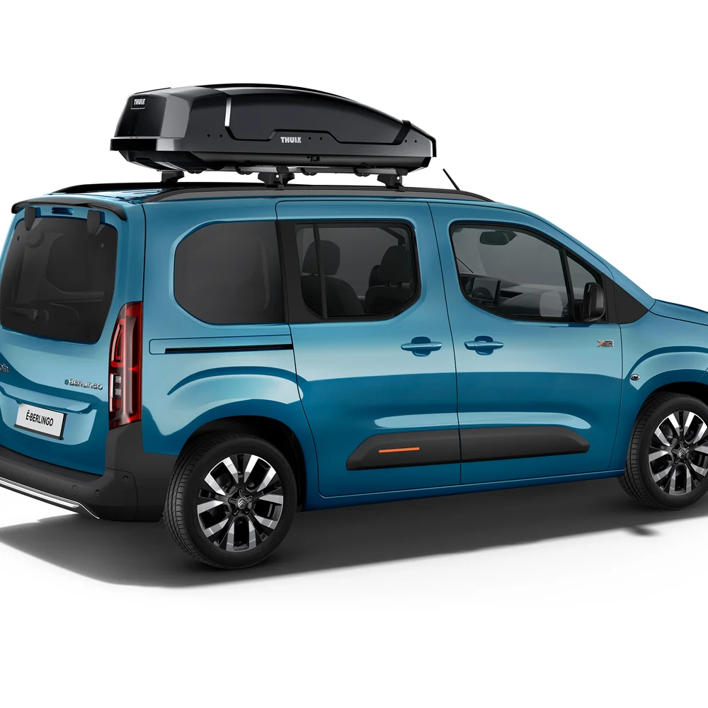 Zijaanzicht van de Kiama Blue Berlingo met dakkoffer, met nadruk op praktische inzet, veiligheid, efficiëntie en extra opbergcapaciteit.