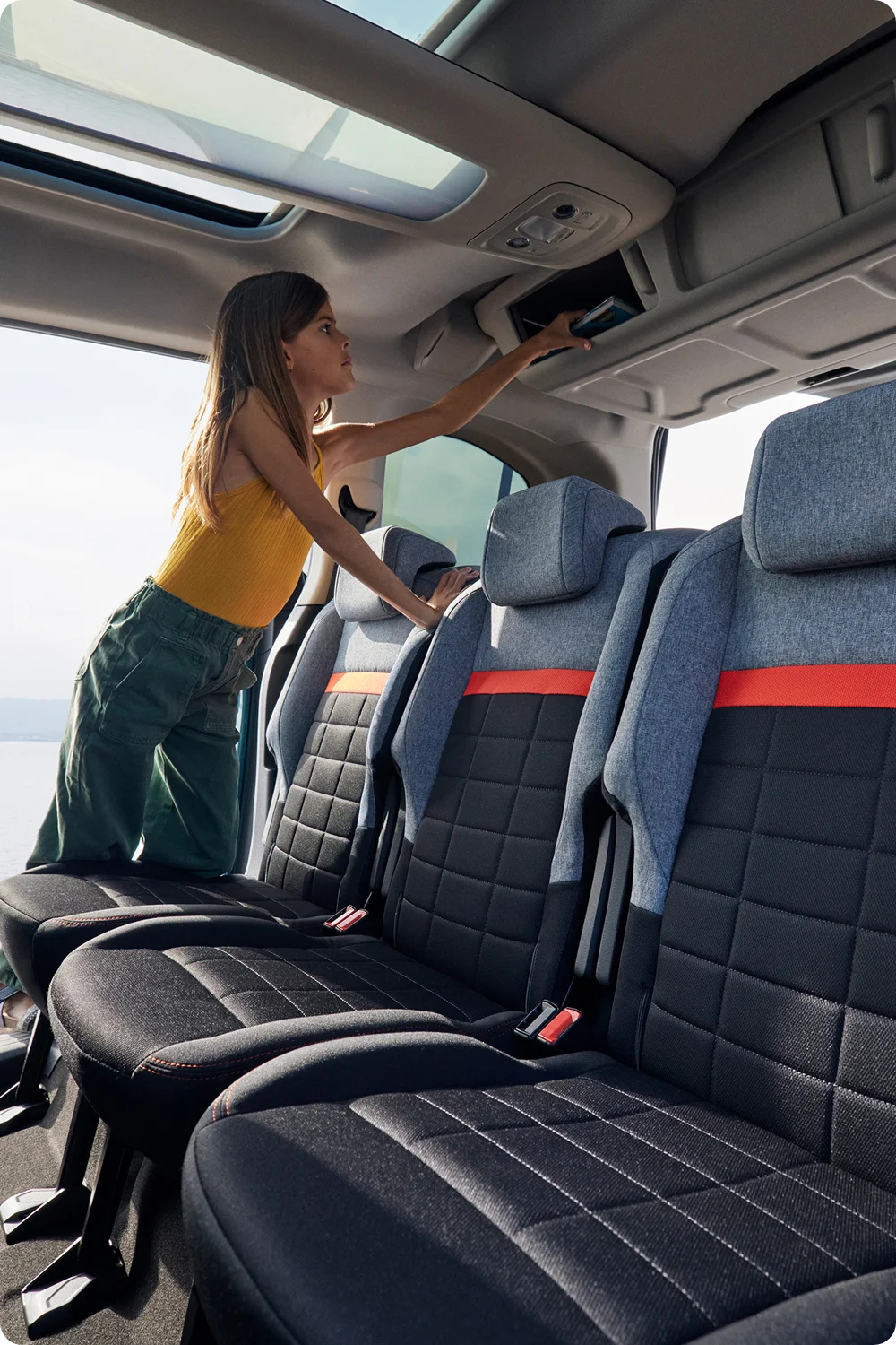 Interieuraanzicht achterin van de ë-Berlingo met modulaire zitplaatsen, comfort, ruimte, veiligheid en verbeterd veelzijdig gezinsgebruik.