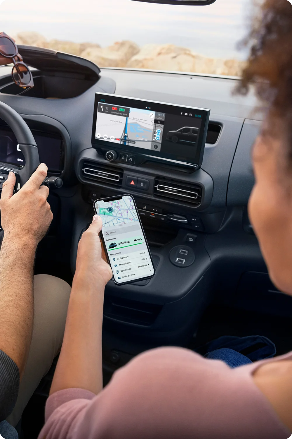 Bestuurdersaanzicht van de ë-Berlingo met technologie aan boord, connectiviteit, veiligheid en verbeterd modern rijcomfort.