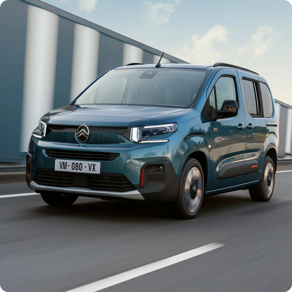 Vooraanzicht van de Kiama Blue ë-Berlingo tijdens het rijden, waarbij het elektrische bereik, de efficiëntie, de veiligheid en de zorgeloze vrijheid op lange afstanden worden getoond