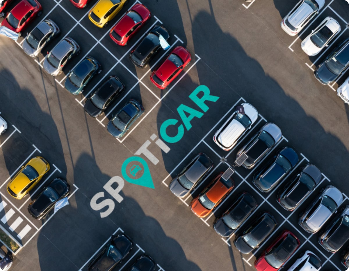 Bovenaanzicht van een parkeerterrein vol met voertuigen, waarop de door Spoticar en Citroën goedgekeurde aanbod van tweedehands en de betrouwbare, professionele selectie te zien zijn.