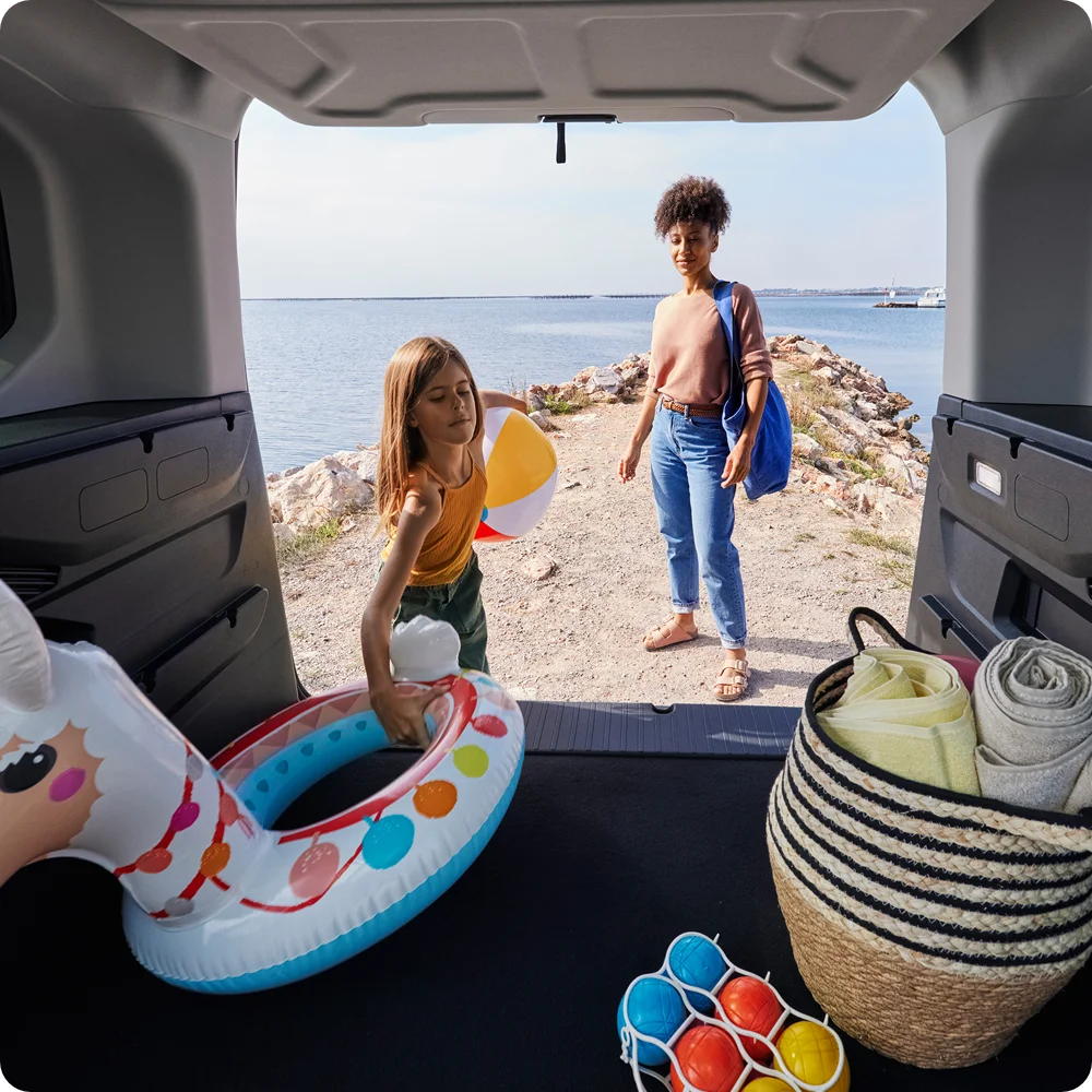 Achterzicht van het interieur van de ë-Berlingo, met de nadruk op de ruime, veelzijdige indeling met maximaal 7 zitplaatsen, comfort en flexibiliteit voor het hele gezin