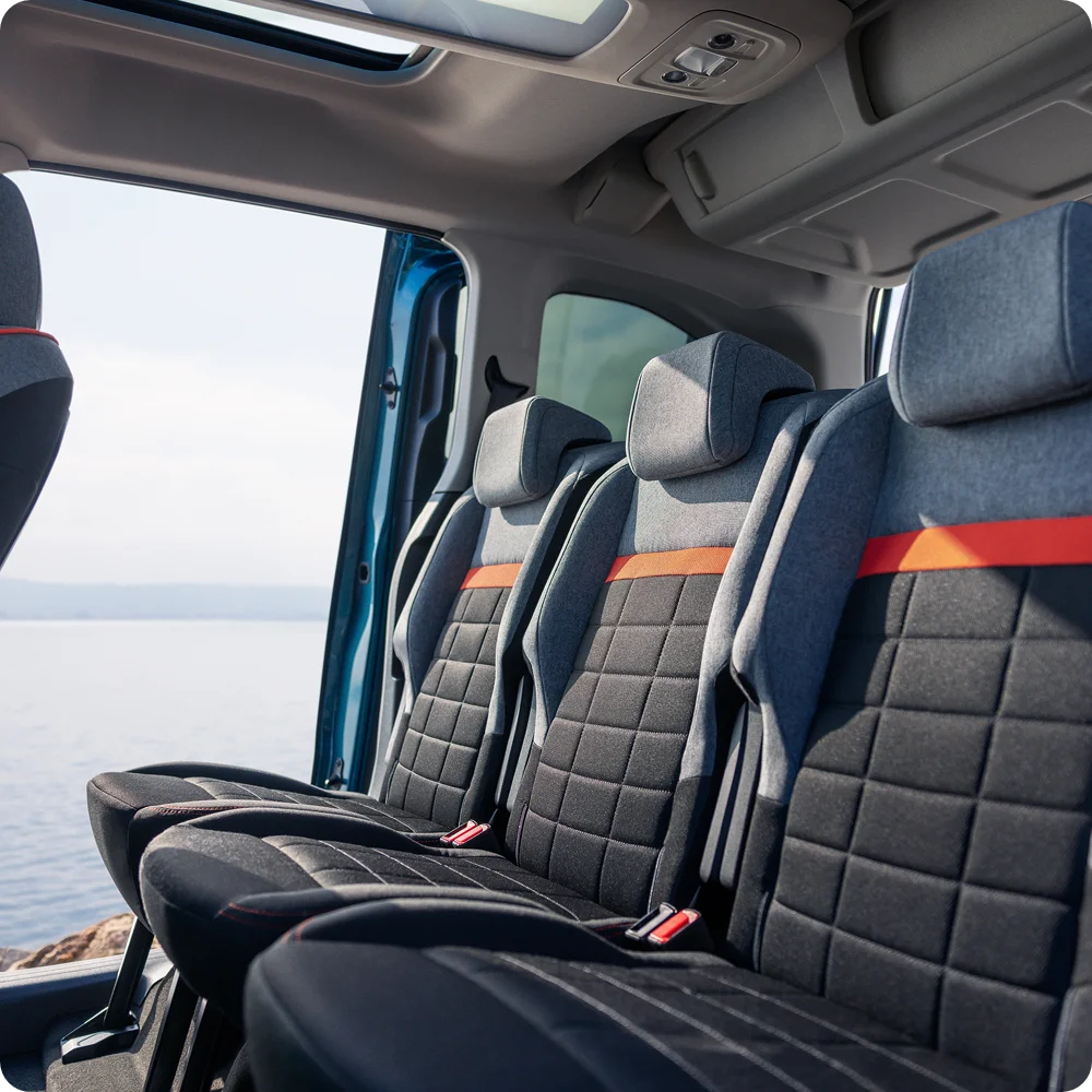 Interieuraanzicht voorin van de ë-Berlingo met Advanced Comfort‑stoelen, ondersteuning, veiligheid en een ontspannen ervaring aan boord.