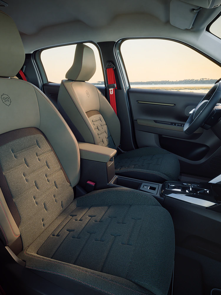 Front interior view Citroën ëC3 Outdoor shows Advanced Comfort seats, spacious compact SUV cabin for family journeys