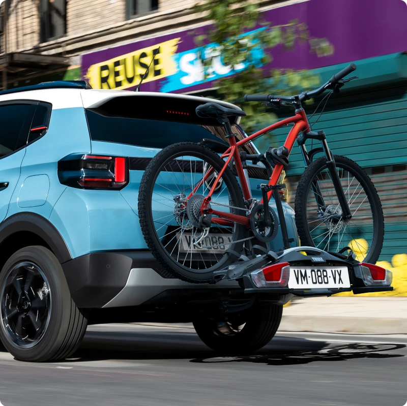 Achteraanzicht van de Citroën C3 met fietsendrager op trekhaak voor eenvoudig vervoer van fietsen en actieve dagelijkse mobiliteit.