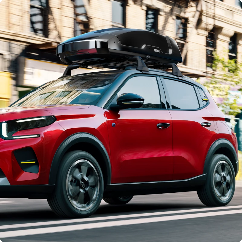 Zijaanzicht van de Citroën C3 met dakdragers dat extra laadmogelijkheden toont voor praktische en flexibele outdoor‑mobiliteit.