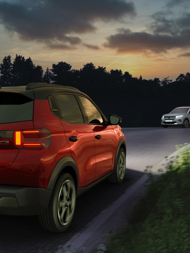 Achteraanzicht bij nacht van de Citroën C3 SUV met automatische verlichting voor veiligere, zelfverzekerde en betaalbare dagelijkse stedelijke mobiliteit.