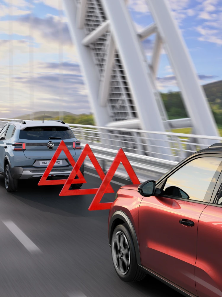 Achteraanzicht rijdend van de Citroën C3 compacte SUV met waarschuwing voor aanrijdingen voor veiliger, zelfverzekerd en betaalbaar dagelijks stadsverkeer.