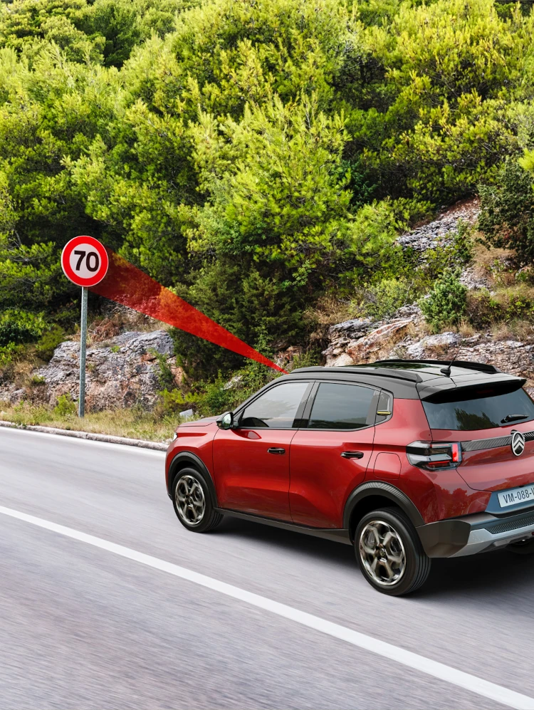 Zijaanzicht rijdend van de Citroën C3 SUV met snelheidsherkenning voor veiligere, zelfverzekerde en betaalbare dagelijkse mobiliteit.
