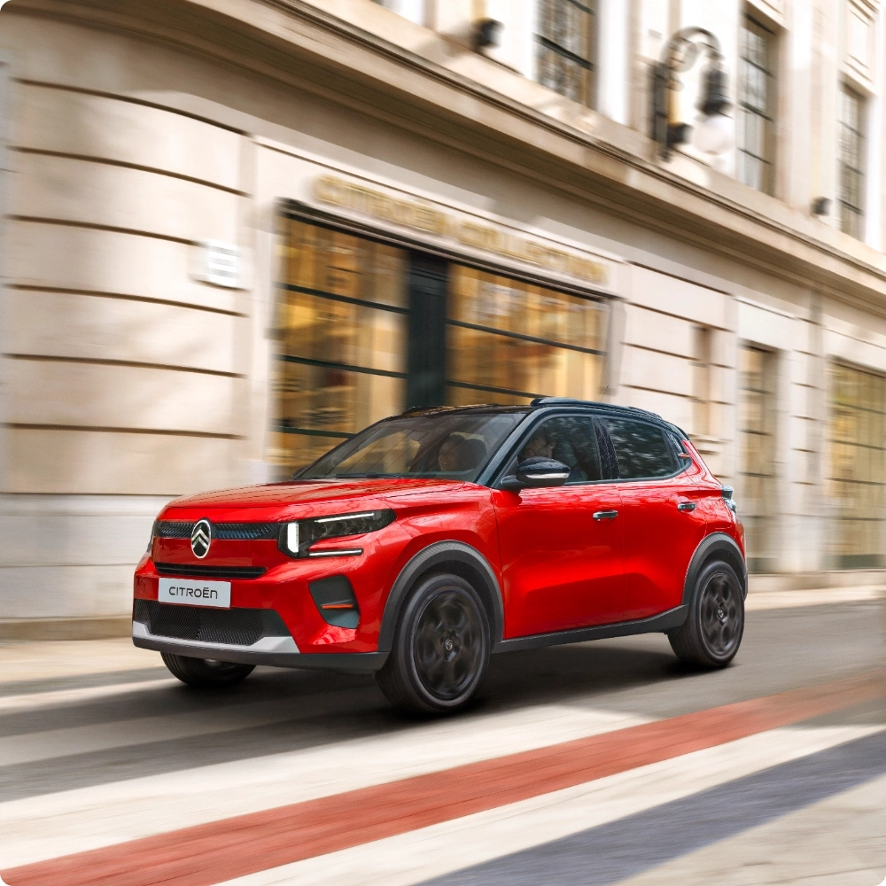 Driekwart vooraanzicht van de rijdende Citroën C3 Hybrid compacte SUV met soepele, elektrisch ondersteunde efficiëntie voor veelzijdige, zelfverzekerde en betaalbare mobiliteit.