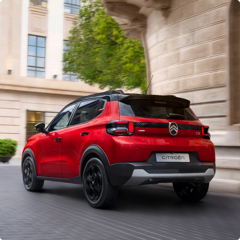 Driekwart achteraanzicht van de Citroën C3 Hybrid compacte SUV met slimme elektrisch ondersteunde technologie voor efficiënte, moderne en betaalbare mobiliteit.