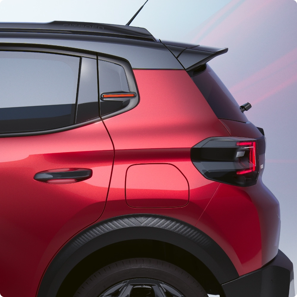 Driekwart vooraanzicht van Citroën C3 compacte SUV met dynamisch stadsdesign voor efficiënte en betaalbare dagelijkse mobiliteit.