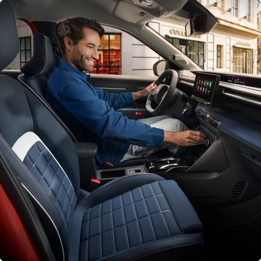 Interieuraanzicht voorin van de Citroën C3 compacte SUV met Advanced Comfort‑stoelen en modern dashboard voor ontspannen en betaalbare mobiliteit.