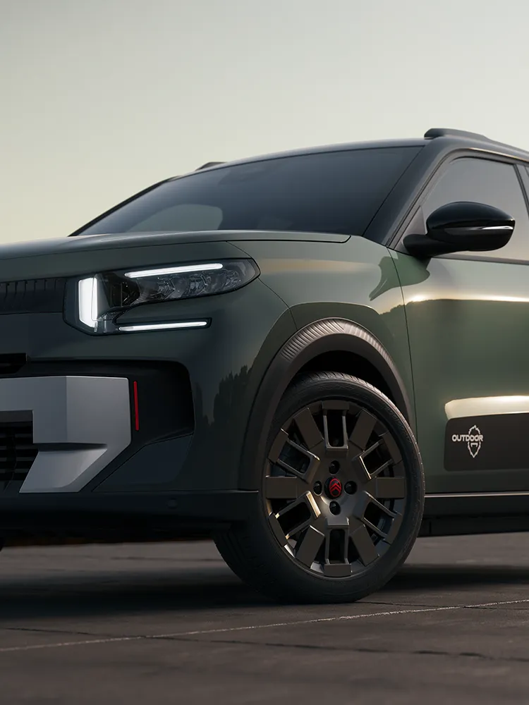 Close-up front view Citroën ëC3 Outdoor alloy wheel and LED signature shows Advanced Comfort compact SUV
